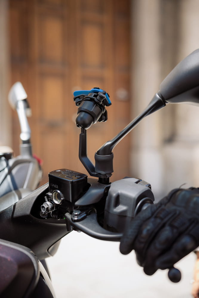 Podstawa montowana pod lusterko do skuterów i motocykli